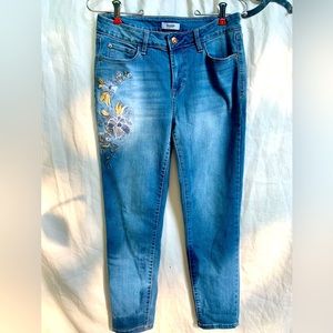 Kenzie crop embroidered stretch jeans size 6
